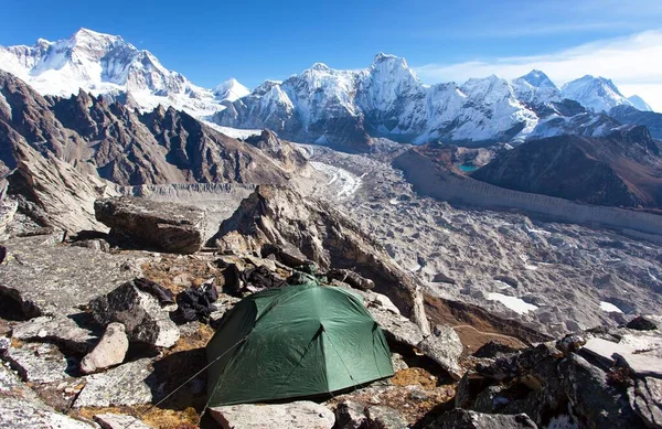 帐篷在喜马拉雅山 尼泊尔喜马拉雅山Gokyo峰和Gokyo谷Ngozumba冰川的珠穆朗玛峰 — 图库照片