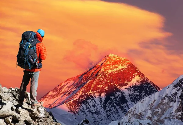 从Gokyo山谷向珠穆朗玛峰大本营 Sagarmatha国家公园 Khumbu山谷 Solukhumbu 尼泊尔喜马拉雅山的游客俯瞰珠穆朗玛峰的夜景 — 图库照片