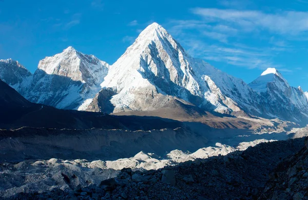 从Pumori山 Khumbu冰川和Kala Patthar到尼泊尔喜马拉雅山珠穆朗玛峰大本营的风景 — 图库照片