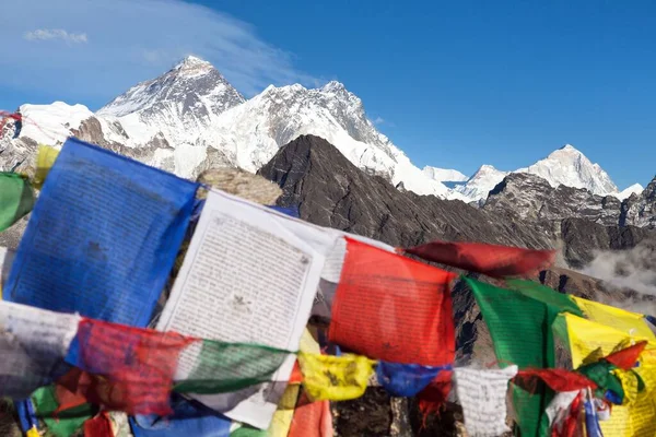 Widok Mount Everest Lhotse Buddyjskimi Flagami Modlitewnymi Szczytu Gokyo Dolina — Zdjęcie stockowe