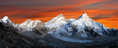 Pumori ana kampından Everest Dağı, Lhotse ve Nuptse 'nin panoramik manzarası - Everest ana kampına, Khumbu vadisine, Sagarmatha ulusal parkına, Nepal Himalayas dağlarına akşam veya zenci manzarasına kadar