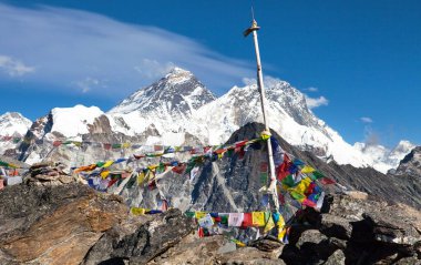 Gokyo Ri tepesinden, Khumbu vadisinden, Nepal Himalayalar dağlarından, Everest ve Lhotse dağlarının manzarası