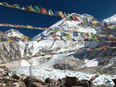 Everest Dağı, Everest Dağı ana kampı ve dua bayrakları, sagarmatha milli parkı, Khumbu vadisi, solukhumbu, Nepal Himalayaları dağları.