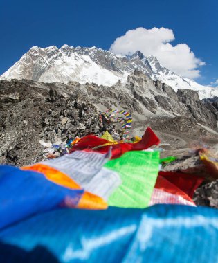 Lhotse tepesi, Kongma La Pass 'tan Everest' e kadar uzanan duacı bayraklarıyla ve üç geçitli Nepal Nimalayas dağlarıyla görünüyor.