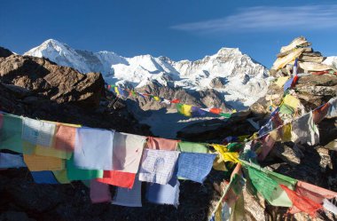 Gokyo tepesinden Cho Oyu Dağı bayraklarıyla, Cho Oyu ana kampına kadar, Everest bölgesi, Sagarmatha ulusal parkı, Khumbu vadisi, Nepal 