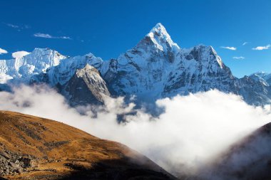 Ama Dablam Dağı bulutlar ve mavi gökyüzü içinde, Everest Dağı ana kampı, Khumbu vadisi, Sagarmatha milli parkı, Everest bölgesi, Nepal Himalaya dağı