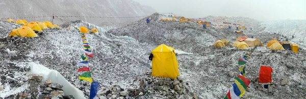 Everest Dağı Kampı Çadırlar Dua Bayrakları Khumbu Vadisi Nepal — Stok fotoğraf
