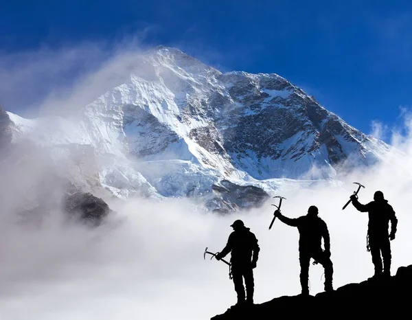 Monte Makalu Con Nubes Silueta Tres Excursionistas Con Hacha Hielo —  Fotos de Stock