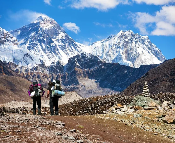 Mount Everest Lhotse Vidět Údolí Gokyo Dvěma Turisty Cestě Základního — Stock fotografie
