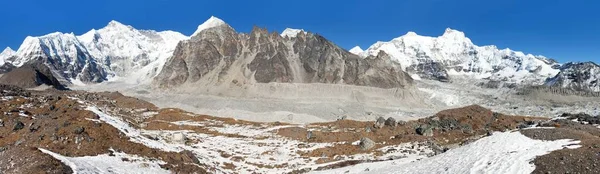 Dünyanın en yüksek dağlarından biri olan Cho Oyu Dağı 'nın panoramik manzarası, Sagarmatha Ulusal Parkı, Khumbu Vadisi, Cho O Ana Kampı, Nepal Himalaya Dağı.