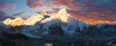 Everest ve Nuptse Dağı, himalaya, Kala Patthar, Sagarmatha Ulusal Parkı, Khumbu Vadisi, Solukhumbu Dağı, Nepal Himalay Dağı 'ndan güzel günbatımı bulutlarıyla akşam panoramik manzarası