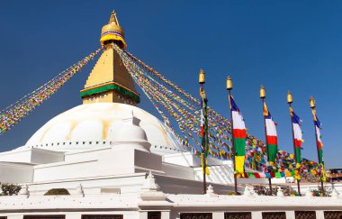 Boudha, Bodhnath veya Boudhanath dua bayraklarıyla, Katmandu şehrinin en büyük Budist budisti, Nepal 'deki Budizm