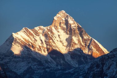 Hintli Himalaya 'nın en iyi dağlarından biri olan Nanda Devi Dağı' nın panoramik manzarası, Joshimath Auli, Uttarakhand, Hindistan, akşam gün batımı manzarası