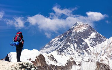 Everest Dağı, Gokyo Vadisi 'nden Everest' teki ana kampa giderken görüldü. Sagarmatha Ulusal Parkı, Khumbu Vadisi, Nepal Himalayaları Dağları.