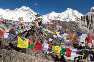 Gokyo Ri 'den Gyachung Kang 7952 m dağına Cho Oyu yakınlarındaki Cho Oyu ana kampı, Gokyo vadisi, Sagarmatha milli parkı, Khumbu vadisi, Nepal himalayas dağları yakınlarındaki dua bayraklarıyla bakın.