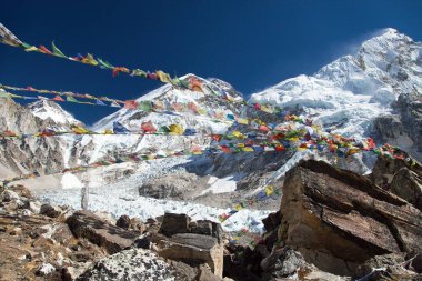 Everest Dağı, Everest Dağı ana kampı ve dua bayrakları, sagarmatha milli parkı, Khumbu vadisi, solukhumbu, Nepal Himalayaları dağları.
