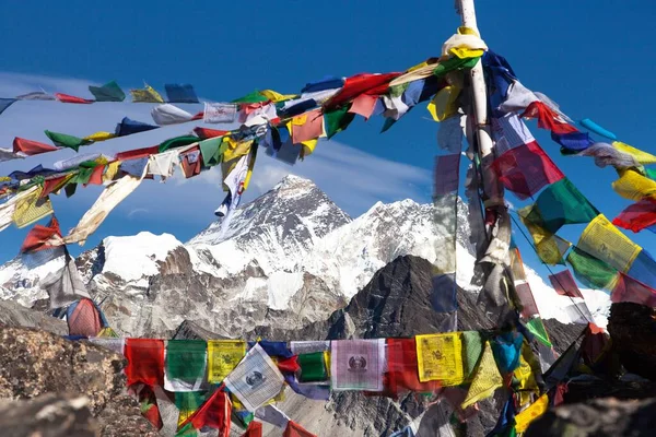 Kilátás Mount Everest Lhotse Buddhista Ima Zászlók Gokyo Csúcs Khumbu — Stock Fotó