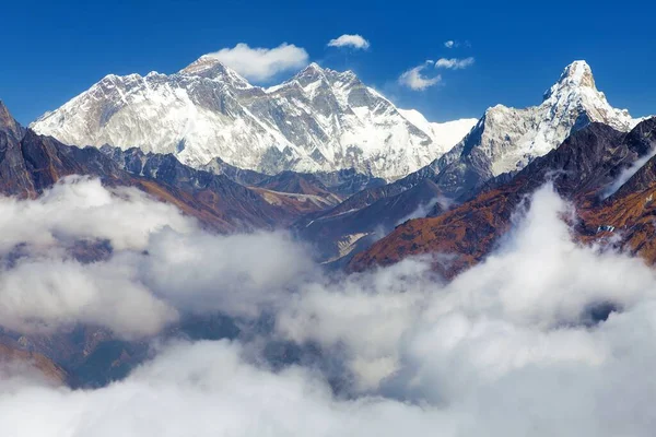 コンデと美しい雲からエベレスト ローツェ山 アマダブラム山のパノラマビュー サガルマタ国立公園 ネパールヒマラヤ山脈 — ストック写真