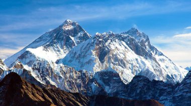 Everest Dağı ve Lhotse Dağı, Renjo Geçidi 'nden Everest ana kampına kadar uzanıyor ve üç geçiş yolu var, Khumbu Vadisi, Solukhumbu, Sagarmatha Ulusal Parkı, Nepal Himalayas Dağları.