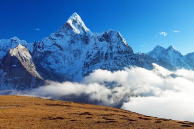 Ama Dablam Dağı bulutlar ve mavi gökyüzü içinde, Everest Dağı ana kampı, Khumbu vadisi, Sagarmatha milli parkı, Everest bölgesi, Nepal Himalaya dağı