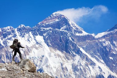 Everest Everest, Kongde köyünden turistle birlikte Everest ana kampına giderken görüldü. Mavi tonlu, Sagarmatha ulusal parkı, Khumbu vadisi, Nepal Himalayaları dağları.