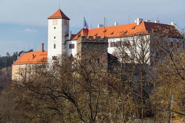 ビトフ城 南モラヴィア チェコ共和国 ビトフ城はヴラノフ ディジ町とズノイモ町の近くのヴラノフダムの上の丘の上にあります — ストック写真