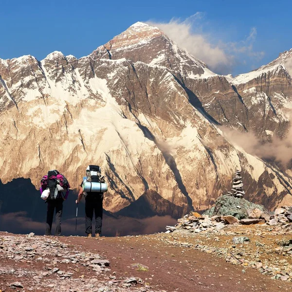 Вечерний Цветной Вид Гору Эверест Долины Кхумбу Двумя Туристами Пути — стоковое фото