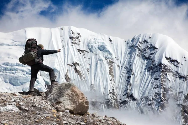 Silueta Del Hombre Las Montañas Con Nubes Nepal Himalaya Montaña — Foto de Stock