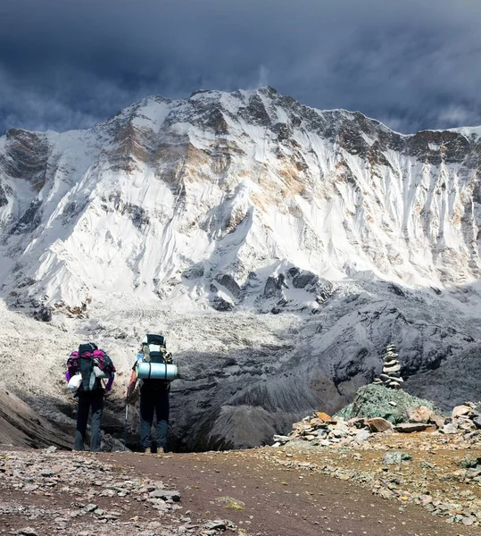 Pohled Horu Annapurna Dvěma Turisty Kolem Annapurna Okruh Trekking Stezka — Stock fotografie