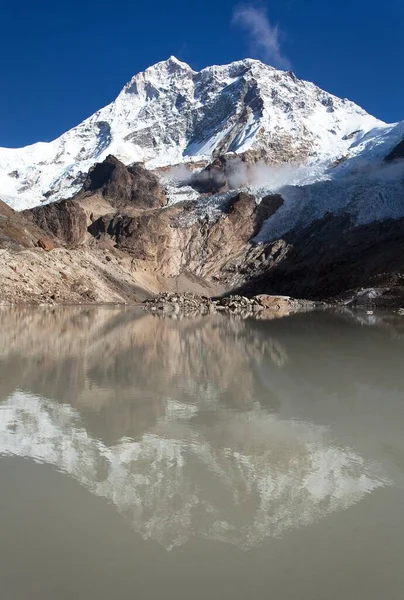 尼泊尔喜马拉雅山Makalu Barun国家公园湖中的Makalu山映像 — 图库照片