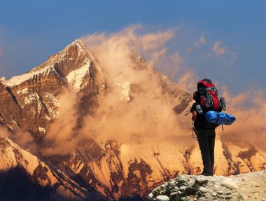 Lhotse Dağı 'nın akşam renkli manzarası Everest ana kampı, Sagarmatha ulusal parkı, Khumbu vadisi, Solukhumbu, Nepal Himalaya