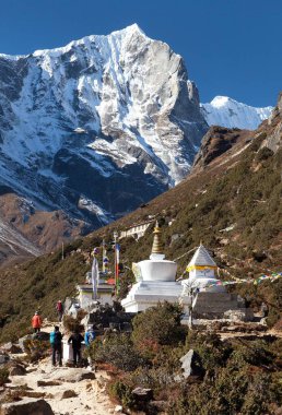 Stupa ve tapınakla Thame gompa, Khumbu vadisindeki Budist manastırı üç geçitte Everest Dağı, Sagarmatha Ulusal Parkı, Nepal 
