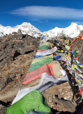 Gokyo Ri 'den Gyachung Kang 7952 m dağına Cho Oyu yakınlarındaki Cho Oyu ana kampı, Gokyo vadisi, Sagarmatha milli parkı, Khumbu vadisi, Nepal himalayas dağları yakınlarındaki dua bayraklarıyla bakın.