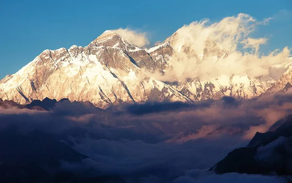 Monte Everest Lhotse Com Belas Nuvens Aldeia Kongde Noite Pôr — Fotografia de Stock