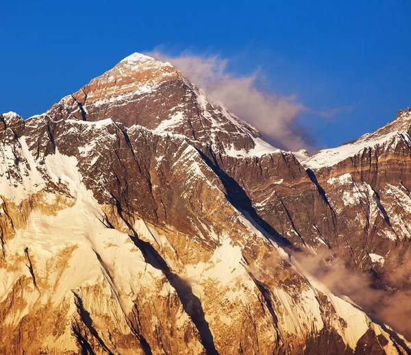 夕方には ネパールのSolukhumbu Khumbu谷 Kongde村からの美しい雲とエベレストの赤い色の景色ヒマラヤ山脈 — ストック写真