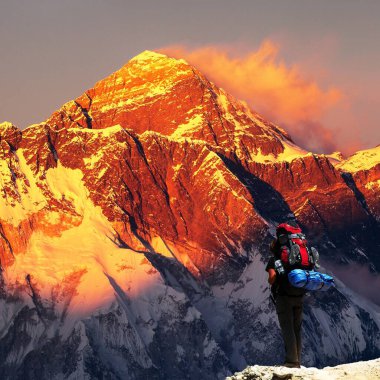 Kongde köyünden Everest Dağı 'nın akşam renkli manzarası. Everest ana kampı, Sagarmatha ulusal parkı, Khumbu vadisi, Solukhumbu, Nepal Himalaya dağları turistlerle birlikte.
