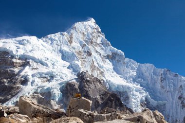 Nuptse Dağı mavi renkli, Everest Dağı ana kampından görülen güzel bir dağ, Sagarmatha Ulusal Parkı, Khumbu Vadisi, Solukhumbu, Nepal Himalayaları Dağları