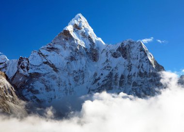 Ama Dablam Dağı bulutlar ve mavi gökyüzü içinde, Everest Dağı ana kampı, Khumbu vadisi, Sagarmatha milli parkı, Everest bölgesi, Nepal Himalaya dağı