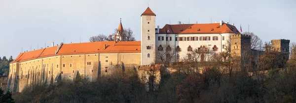 ビトフ城 南モラヴィア チェコ共和国 ビトフ城はヴラノフ ディジ町とズノイモ町の近くのヴラノフダムの上の丘の上にあります — ストック写真