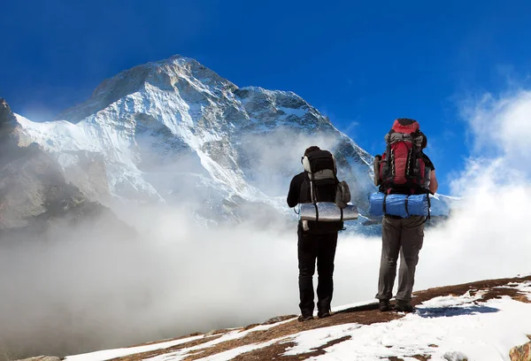 马卡卢山 云彩和两名登山者的轮廓 尼泊尔喜马拉雅山 巴伦谷地 — 图库照片