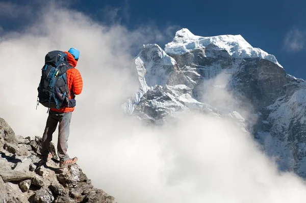 Silueta Hombre Montañas Con Nubes Valle Khumbu Montaña Himalaya Nepal — Foto de Stock