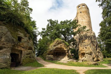 Mnichovo Hradiste kasabası yakınlarındaki Hrad Valecov rock kalesi harabesi Cesky Raj, Bohem cenneti, Çek Cumhuriyeti