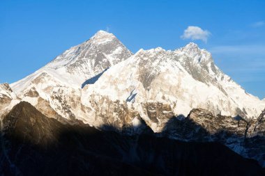 Everest Dağı ve Lhotse dağı Renjo la pass 'tan Everest ana kampına kadar ve üç geçiş yolu Khumbu vadisi, Solukhumbu, Sagarmatha ulusal parkı, Nepal Himalayas dağları