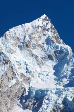 Nuptse Dağı mavi renkli, Everest Dağı ana kampından görülen güzel bir dağ, Sagarmatha Ulusal Parkı, Khumbu Vadisi, Solukhumbu, Nepal Himalayaları Dağları