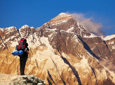 Kongde köyünden Everest Dağı 'nın akşam renkli manzarası. Everest ana kampı, Sagarmatha ulusal parkı, Khumbu vadisi, Solukhumbu, Nepal Himalaya dağları turistlerle birlikte.