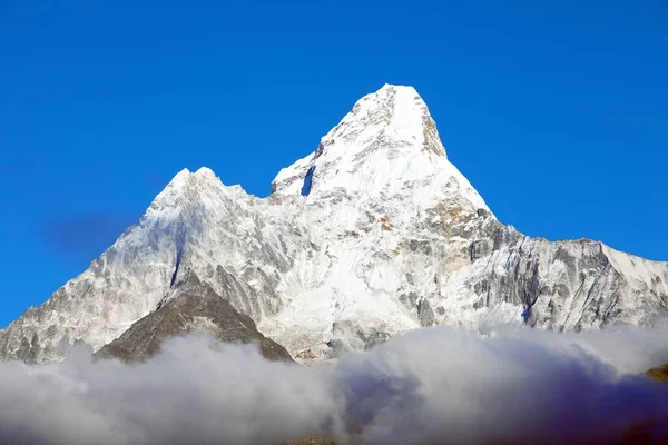 Ama Dablam Dağı Bulutlar Mavi Gökyüzü Içinde Everest Dağı Ana — Stok fotoğraf