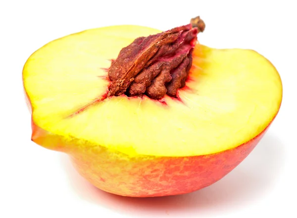 De helft van de nectarine fruit met pit — Stockfoto