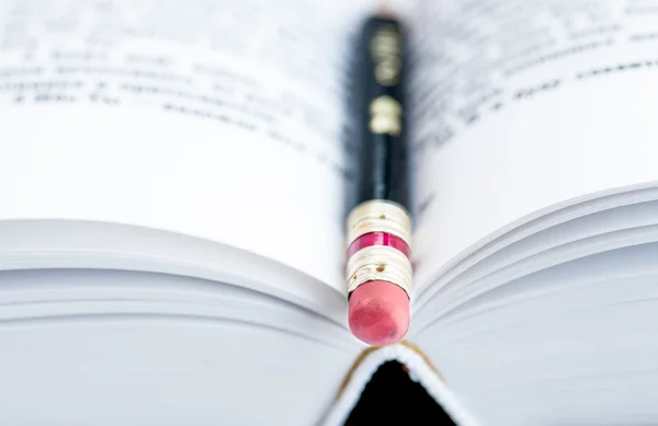 Crayon sur les pages du livre — Photo