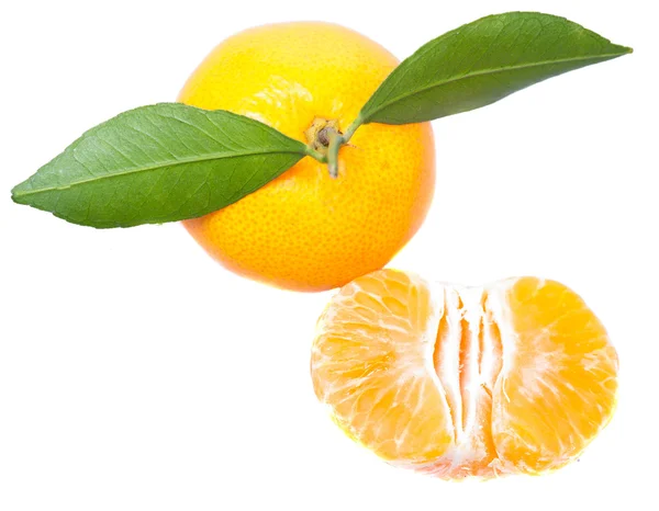 Eine Mandarine mit grünen Blättern und Segmenten — Stockfoto