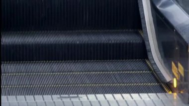 Boş hareket eden merdivenlerin yakın plan görüntüsü..